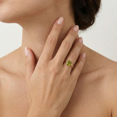 Zlatý prsten s vltavínem v kulatém výbrusu