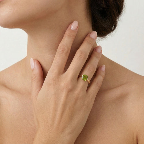 Zlatý prsten s vltavínem v kulatém výbrusu