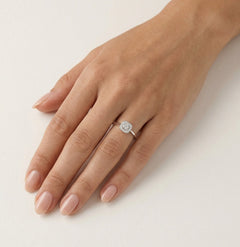 anillo-de-compromiso-de-oro-brillante-con-encanto-geometrico