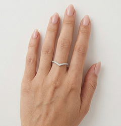 Zirconium cubique rond dans une bague en forme de V