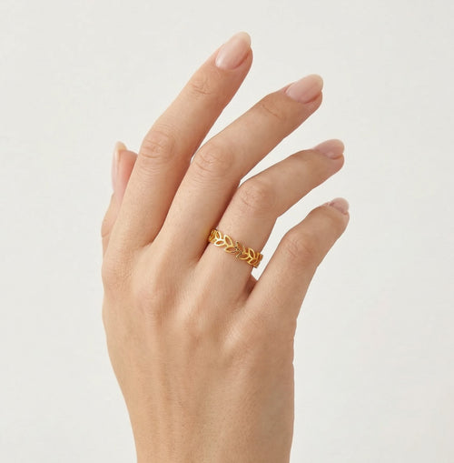 Leafy elegance gold ring