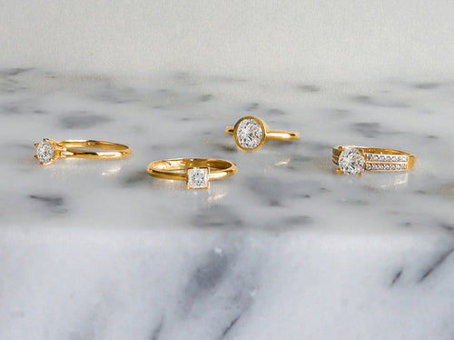 Zlaté prsteny ze žlutého a bílého zlata v kombinaci s kubickými zirkony a diamanty. Prsteny jsou různých typů, každodenní prsteny, zásnubní prsteny a snubní prsteny. Vyrobeny jsou ze žlutého zlata a stříbra.