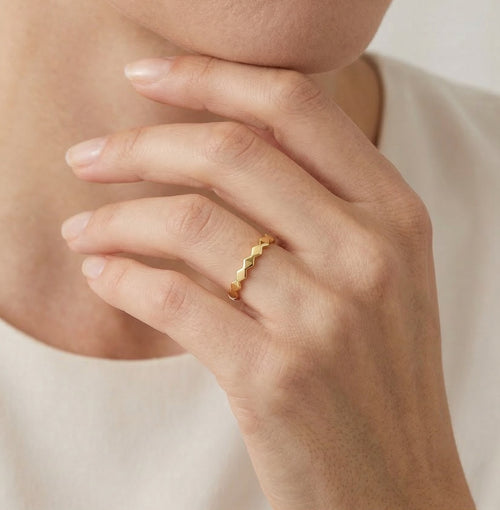 Blättrige Eleganz Goldring