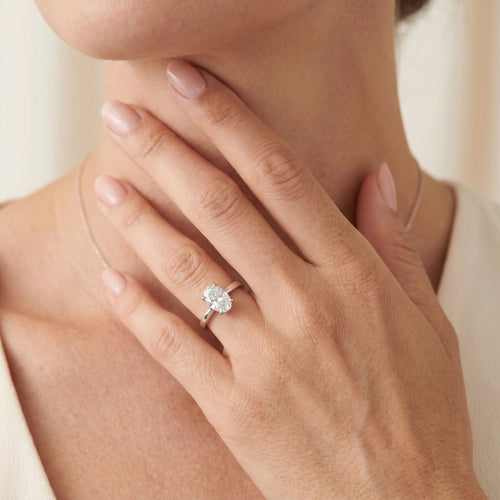 Solitérní zásnubní prsten s oválným diamantem v bílém zlatě