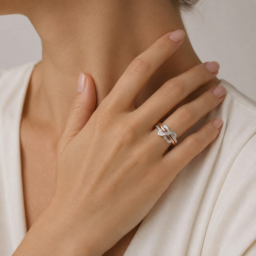 Dvoubarevný křížený prsten s diamanty
