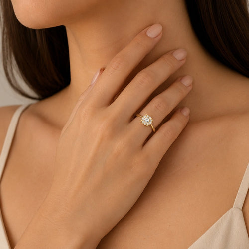Elegantní halo prsten ze žlutého zlata s diamanty