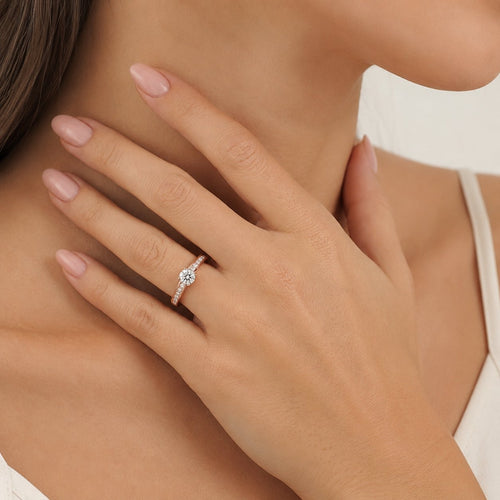 Nadčasový zásnubní diamantový prsten z růžového zlata