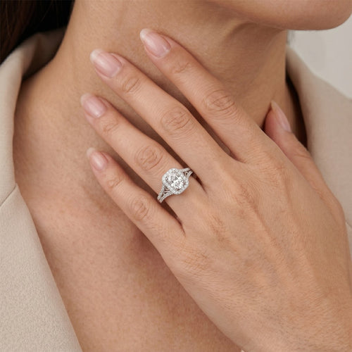 Zásnubní prsten Oval Halo s diamanty z bílého zlata