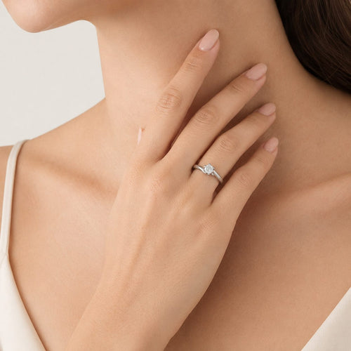 Solitérní diamantový prsten z bílého zlata s kroucenou obroučkou