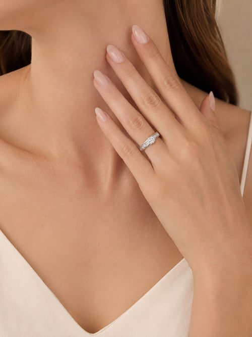 Elegantní solitérní prsten s bagetovými diamanty