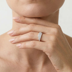 Anillo de oro con tres líneas de circonitas cúbicas