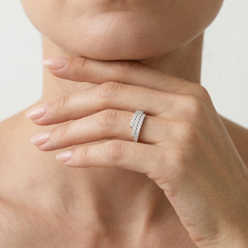 Anillo de oro con tres líneas de circonitas cúbicas