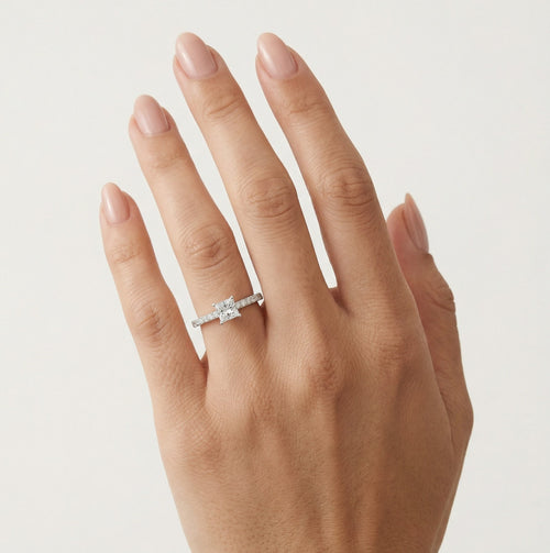 Elegante anillo de compromiso con diamante talla princesa y redonda