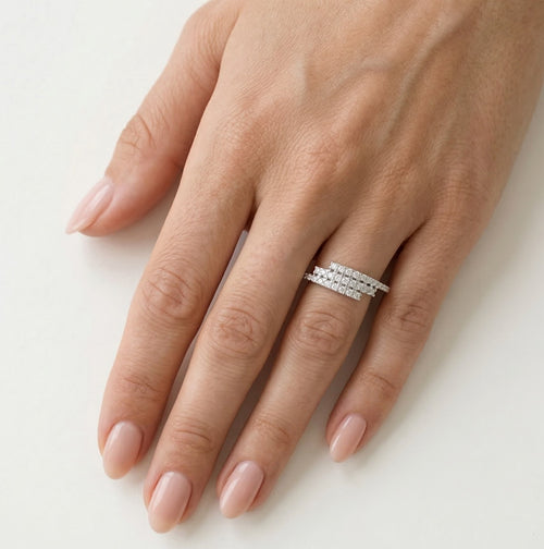 Anillo de oro con tres líneas de circonitas cúbicas