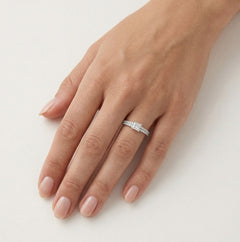 Impresionante anillo de compromiso con diamante princesa en oro blanco