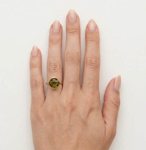 Zlatý prsten s modavitem ve tvaru polštářku