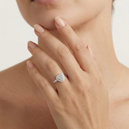 Anillo elegante de plata con circonitas cúbicas en talla redonda y corazón
