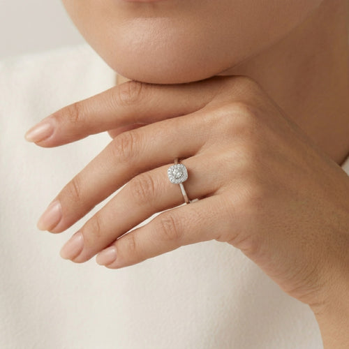 anillo-de-compromiso-de-oro-brillante-con-encanto-geometrico