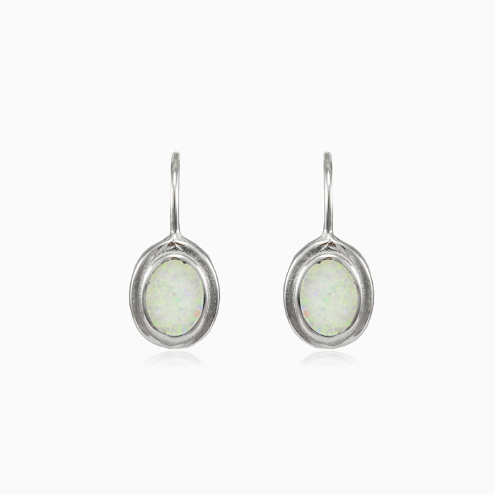 Schlichte weiße Opal-Ohrringe mit ovalem Stein und Hebelverschluss