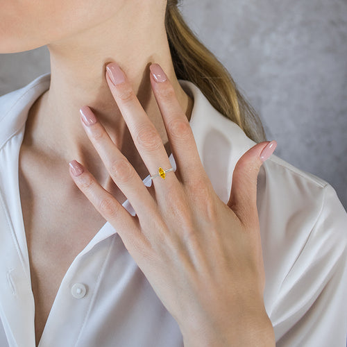 Zásnubní prsten se žlutým diamantem markýzového brusu