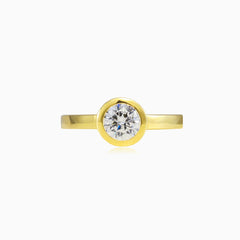 Zlatý prsten s kubickými zirkony osazený v lunetě