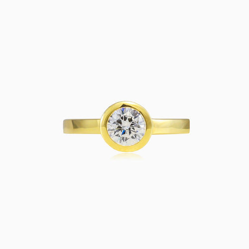 Zlatý prsten s kubickými zirkony osazený v lunetě