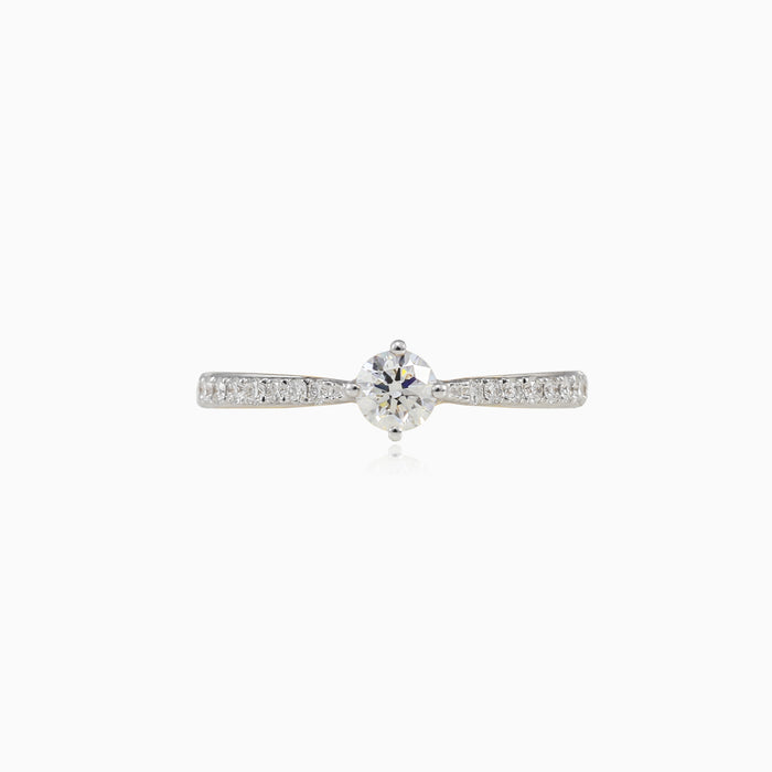 Bague de fiançailles diamant effilée.