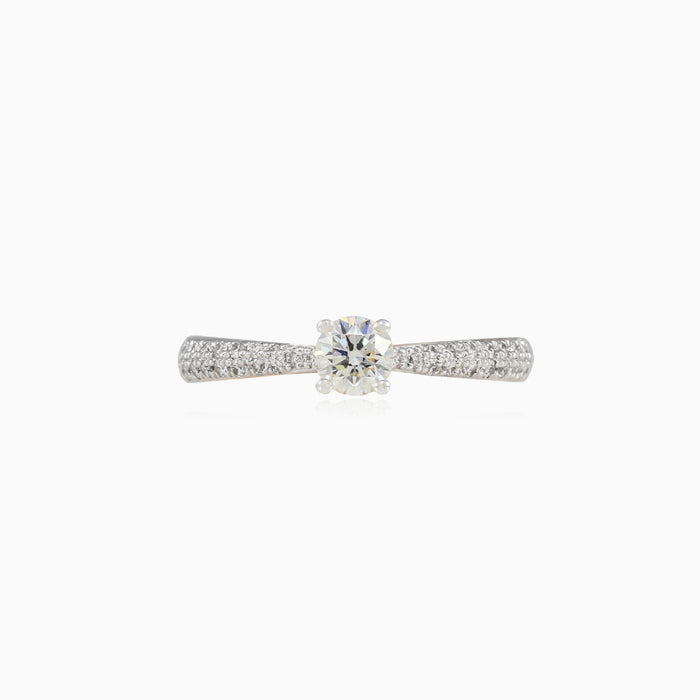 Anillo de compromiso con diamantes engastados en pavé