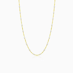 Minimalistic gold pearl necklace