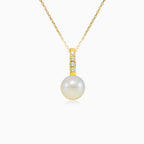 Accent gold pearl pendant