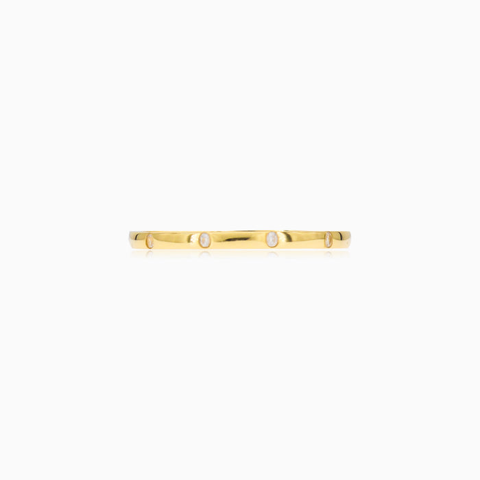 Thin yellow gold ring and zircons