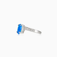 Točitý prsten s oslnivým modrým opálem