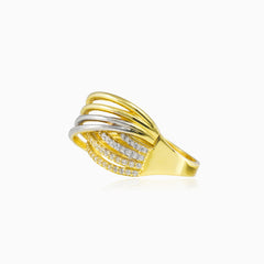  Kroucený zlatý prsten s kubickými zirkony