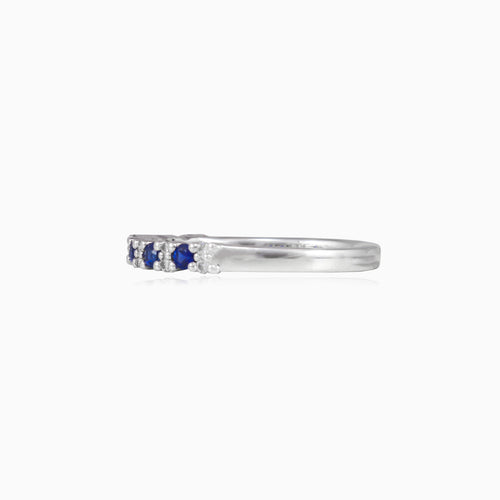 Prsten s modrým safírem a diamanty 