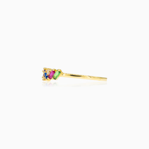 Výrazný zlatý prsten s různobarevnými kameny