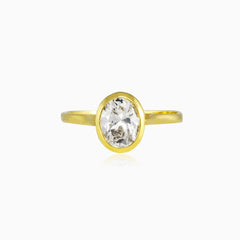 Zlatý prsten s oválným zirkonem osazeným v Lunetě
