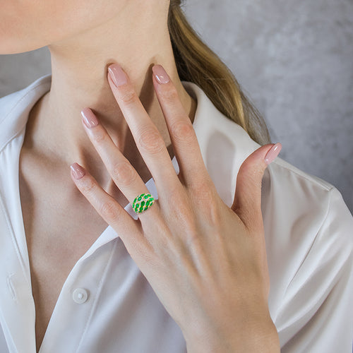Smaragdový a diamantový bombe prsten