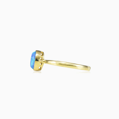 Jednoduchý zlatý prsten s modrým opálem