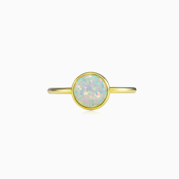 Anillo de oro con ópalo blanco redondo