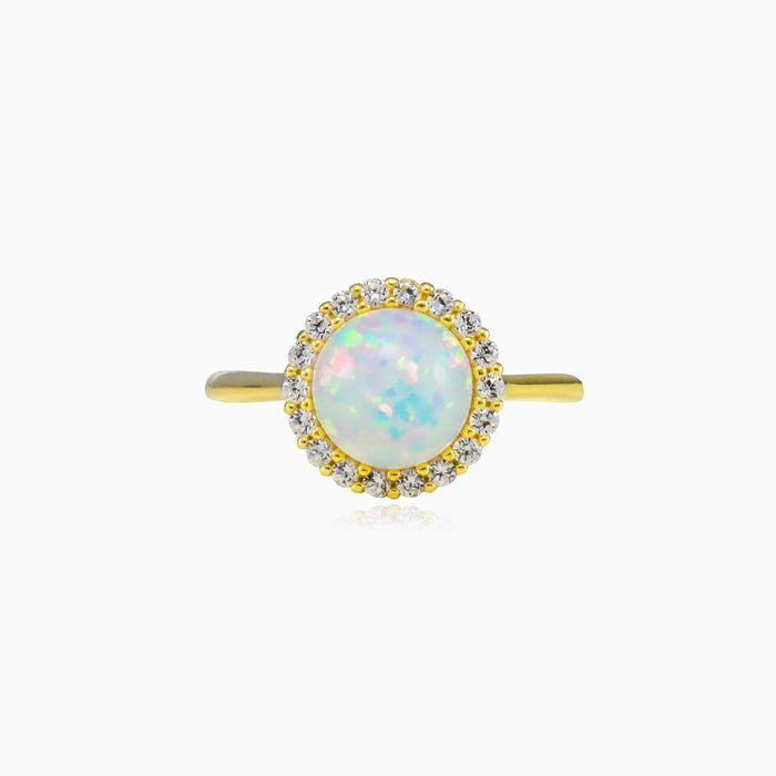 Bague en or avec opale blanche en halo.