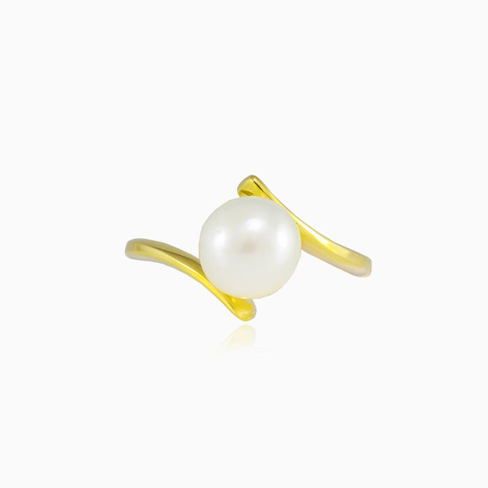 Anillo de oro con perla retorcida