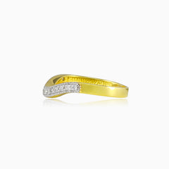  Zvlněný zlatý prsten s kubickými zirkony 