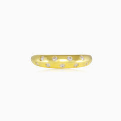  Zlatý prsten s kubickými zirkony v podobě teček