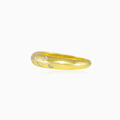  Zlatý prsten s kubickými zirkony v podobě teček